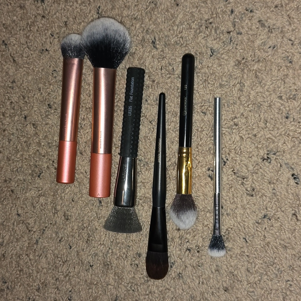6 makeup brushes. Farah. Bh cosmetics. Sonia Kashuk. Laruce. And real techniques